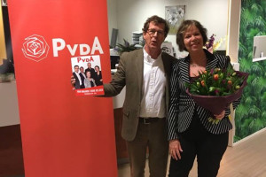 Verkiezingsprogramma PvdA Velsen overhandigd aan lijsttrekker